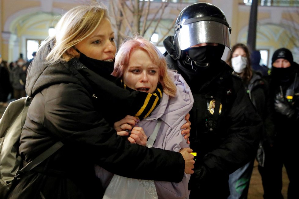 Protesty proti válce v Petrohradě.