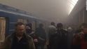 Lidé po výbuchu opouští metro v Petrohradu