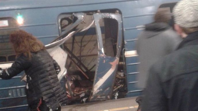 Vůz metra poničený explozí při útoku v Petrohradu