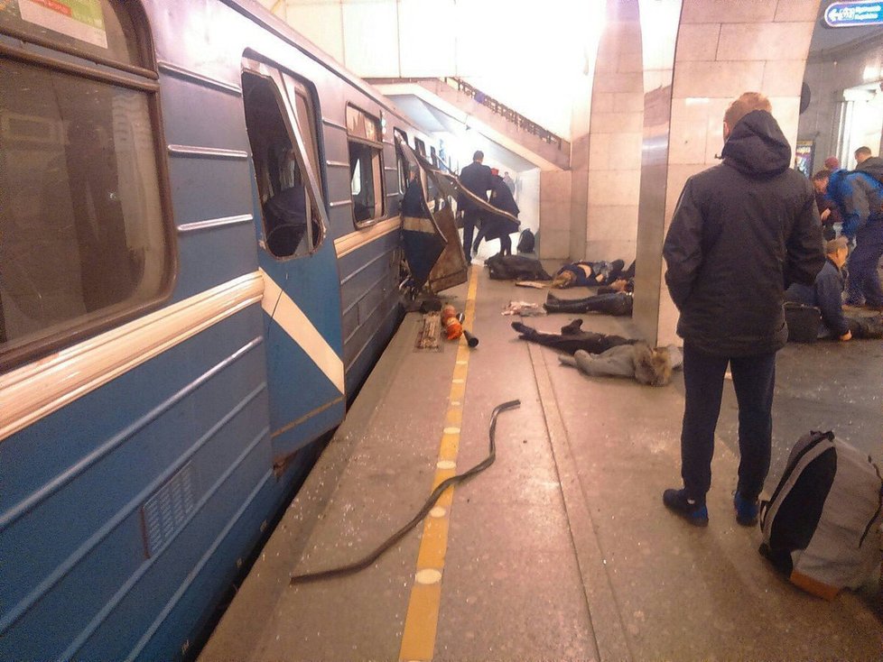 Zdemolovaná souprava metra po výbuchu v ruském Petrohradu