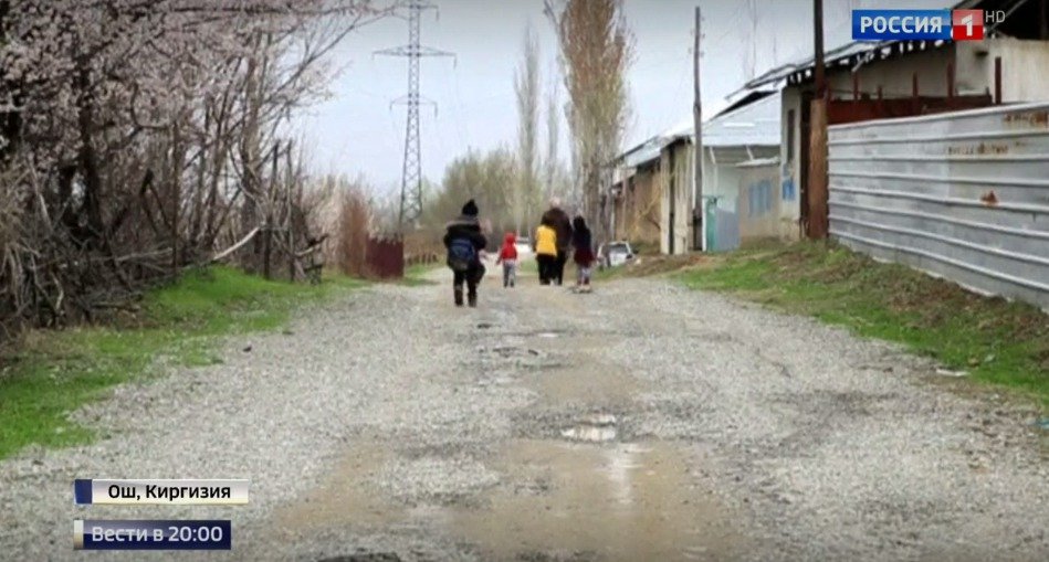 Novináři v jihokyrgyzském městě Oš našli dům rodiny předpokládaného útočníka.