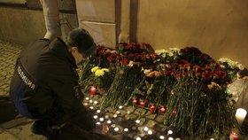 Lidé nosili poblíž místa útoku květiny a zapalovali svíčky