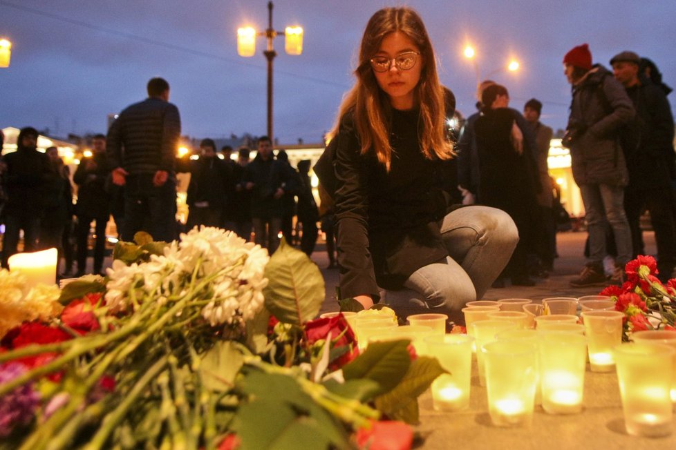 Lidé nosili poblíž místa útoku květiny a zapalovali svíčky