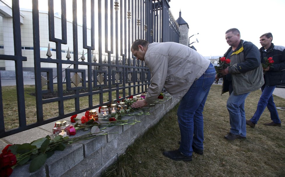 Lidé nosili poblíž místa útoku květiny a zapalovali svíčky