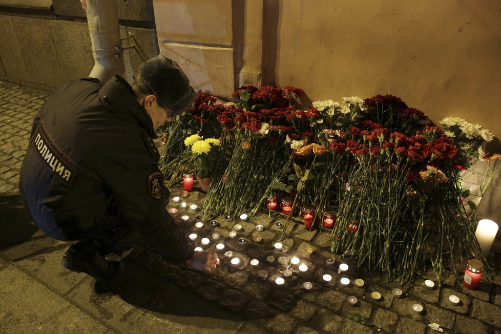 Lidé nosili poblíž místa útoku květiny a zapalovali svíčky