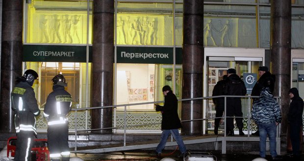 Výbuch v Petrohradu: Podomácku vyrobená bomba explodovala pod zábavním centrem