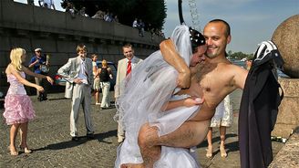 Město, které se neumí stydět. Petrohrad jako divadlo absurdna ve stovce fotografií Město, které se neumí stydět. Petrohrad jako divadlo absurdna ve stovce fotografií