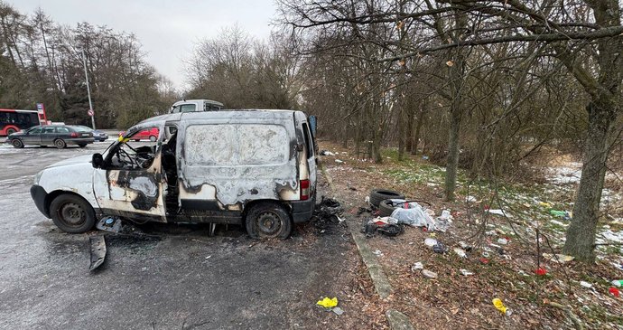 V autě v pražské Edisonově ulici zemřel muž.