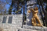 V pražských Petrovicích nechala obec v roce 1922 zbudovat nevšední pomník padlým z 1. světové války. Připomíná děti, které kvůli válce přišly o otce.