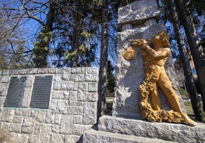 V pražských Petrovicích nechala obec v roce 1922 zbudovat nevšední pomník padlým z 1. světové války. Připomíná děti, které kvůli válce přišly o otce.