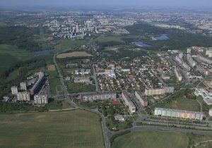 Letecký pohled na městskou část Praha-Petrovice, která se nachází na východě hlavního města.