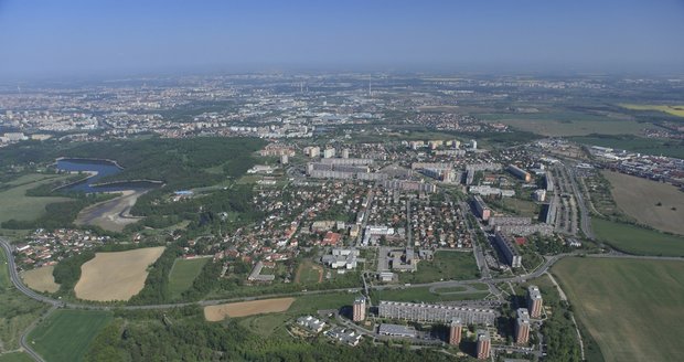 Letecký pohled na městskou část Praha-Petrovice, která se nachází na východě hlavního města.