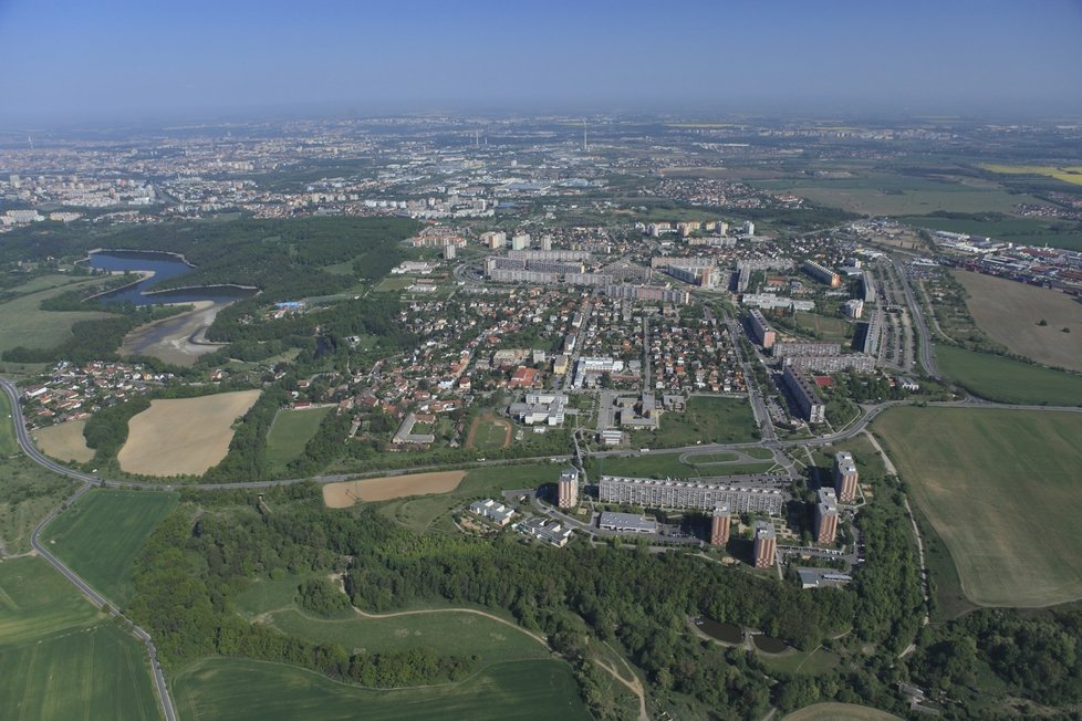 Letecký pohled na městskou část Praha-Petrovice, která se nachází na východě hlavního města.