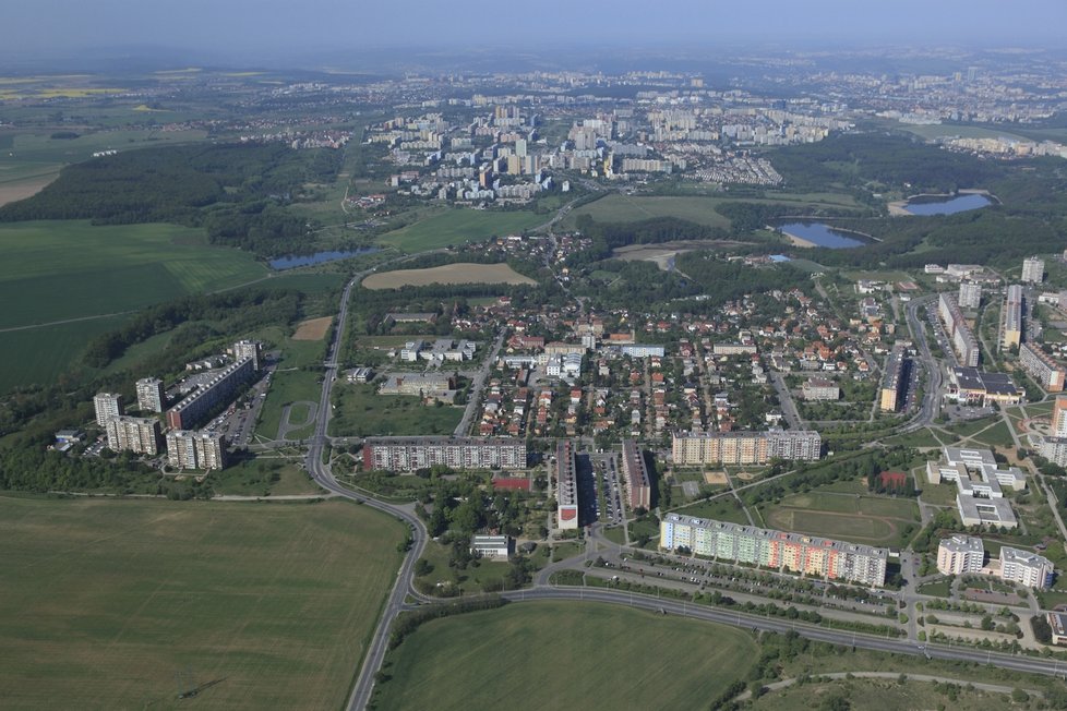 Letecký pohled na městskou část Praha-Petrovice, která se nachází na východě hlavního města.