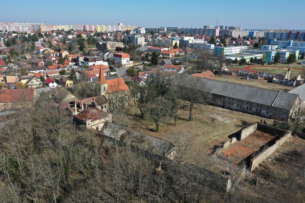 Pohled z ptačí perspektivy na nejstarších část pražských Petrovic spolu se zdejším zámkem a středověkým kostelem sv. Jakuba staršího.