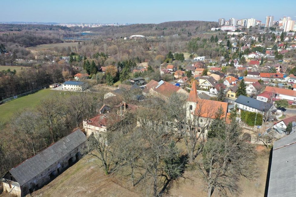 Pohled z ptačí perspektivy na nejstarších část pražských Petrovic spolu se zdejším zámkem a středověkým kostelem sv. Jakuba staršího.