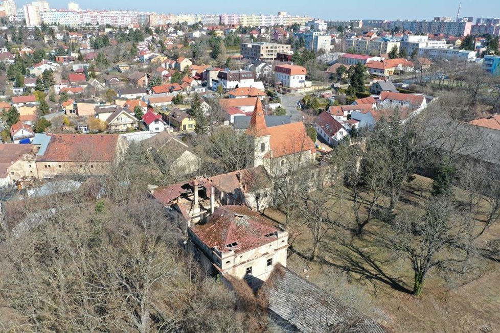 Pohled z ptačí perspektivy na nejstarších část pražských Petrovic spolu se zdejším zámkem a středověkým kostelem sv. Jakuba staršího.