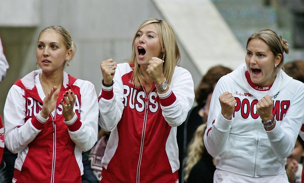 Naděždu Petrovovou (vpravo) s Marií Šarapovovou (uprostřed) na chivlku sjednotil Fed Cup