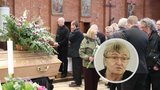 Pohřeb Petrušky Šustrové: Na vozíku dorazil i Schwarzenberg. Mimořádná žena, vzpomínají lidé