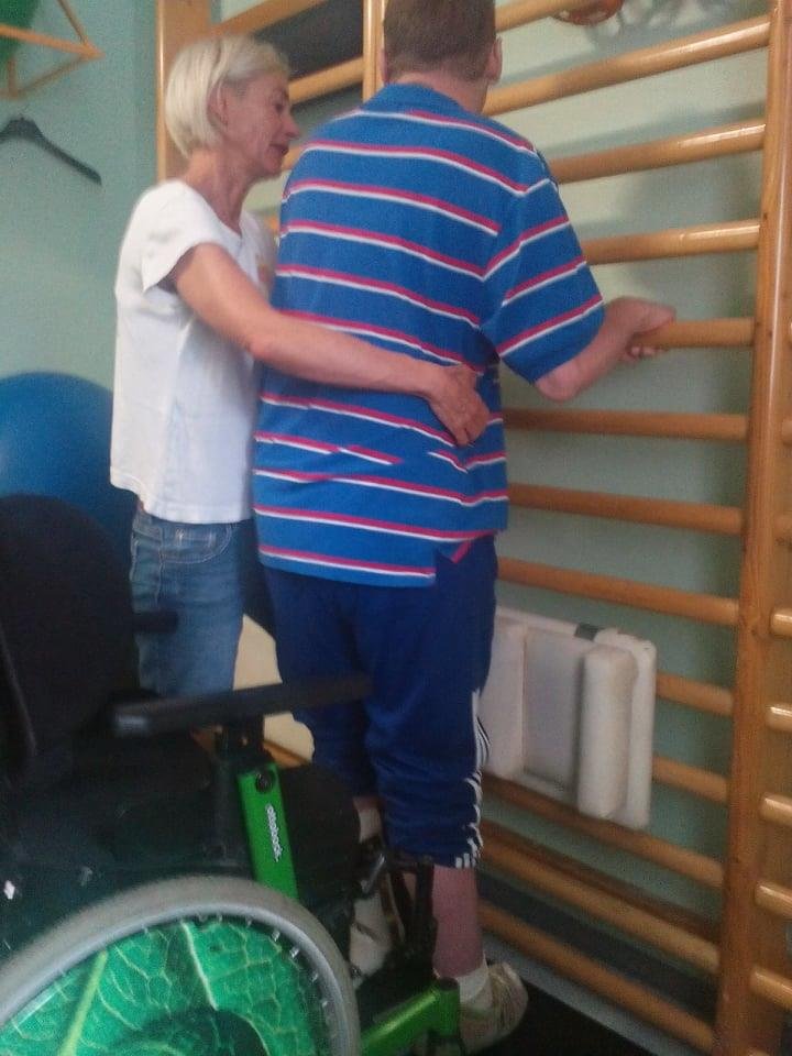 Marek Petružálek se s pomocí rehabilitačních pracovníků pomalu staví na vlastní nohy.