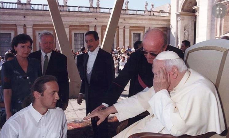 Papež Jan Pavel II. přijal ve Vatikánu Dušana Petřvalského (39). Handbikerovi vbylo tehdy 19 let.