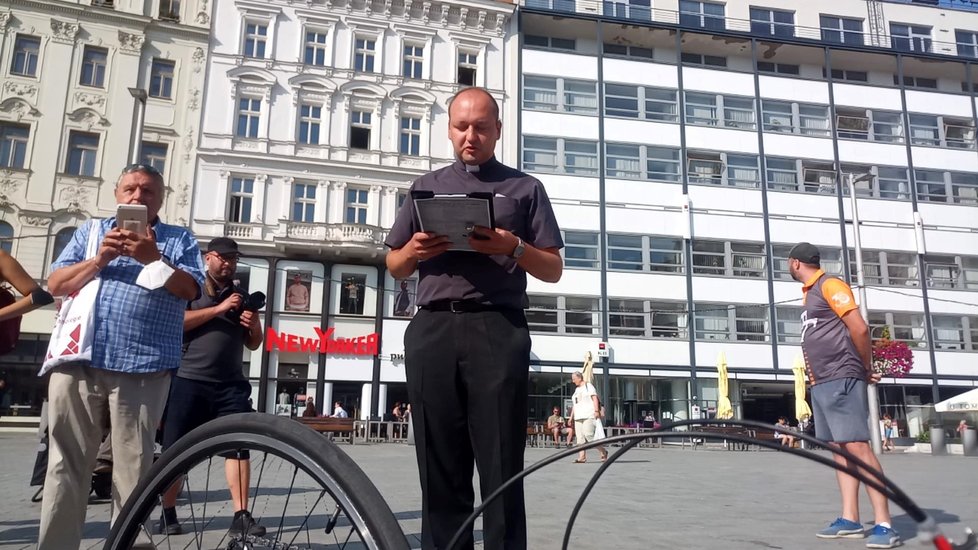 Handbikerům požehnal v pátek před startem cesty do Vatikánu v Brně kněz.