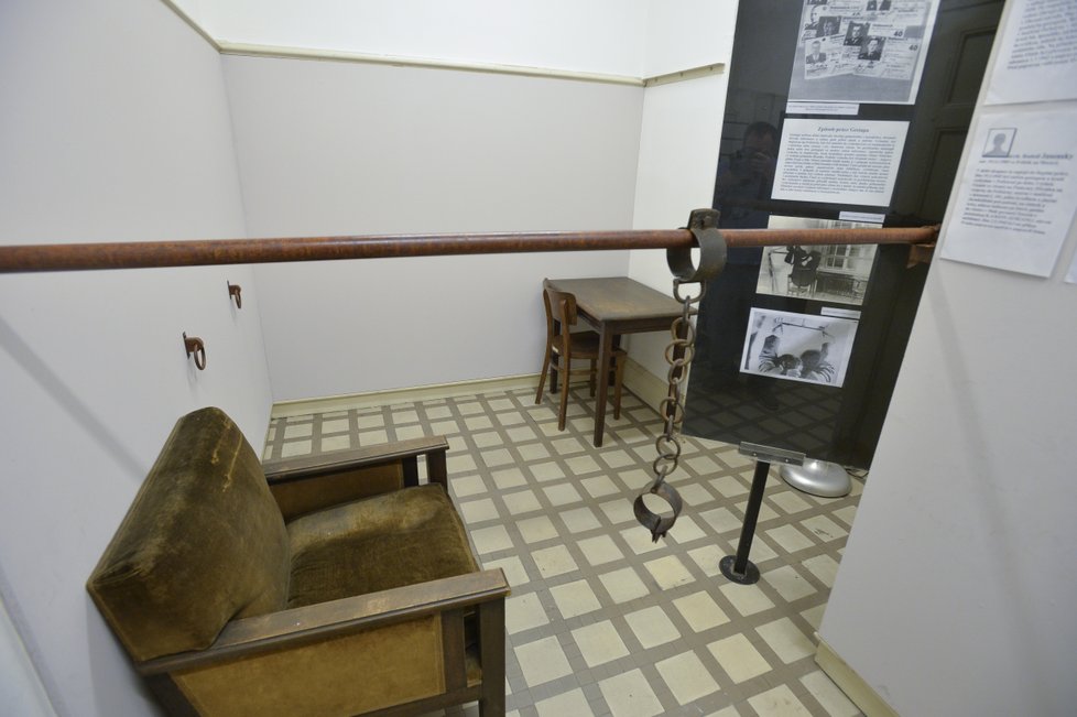Petschkův palác byl za 2. sv. v. sídlem gestapa. Na snímku je kopie místnosti, kde se vězni a zadržení mučili.
