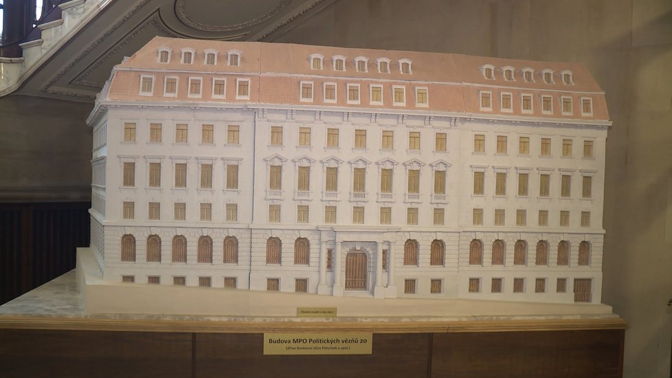 Petschkův palác vznikl jako banka, za druhé světové války zde sídlilo gestapo. Dnes tu sídlí ministerstvo průmyslu a obchodu. Na snímku zhruba třímetrová maketa budovy.