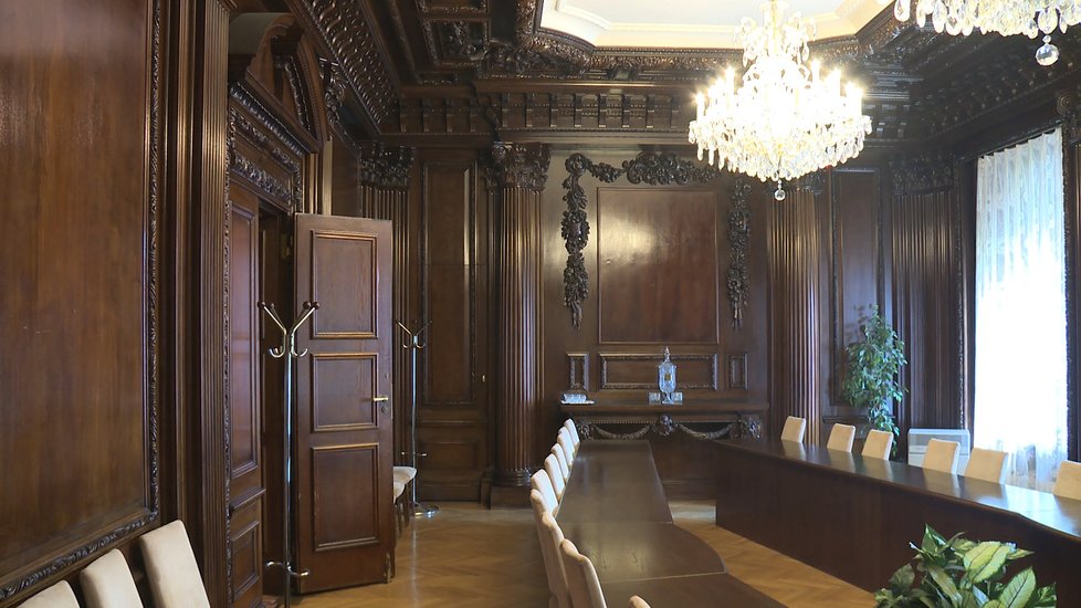 Petschkův palác vznikl jako banka, za druhé světové války zde sídlilo gestapo. Dnes tu sídlí ministerstvo průmyslu a obchodu.