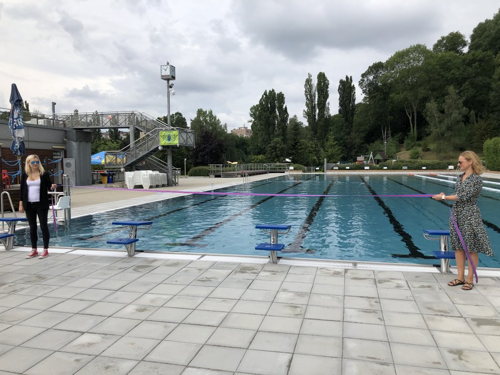 Koupaliště Petynka se po rekonstrukci znovu otevřelo. Kromě nové bazénové vany jsou opravené sprchy i šatny