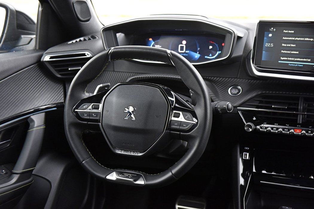 Peugeot připravil palubní desku jako z vesmírného korábu s několika nádhernými detaily, ale i pár ergonomických prohřešků. Přes věnec není pořádně vidět na přístroje. Ani nastavování vozu přes dotykový panel není příliš intuitivní.