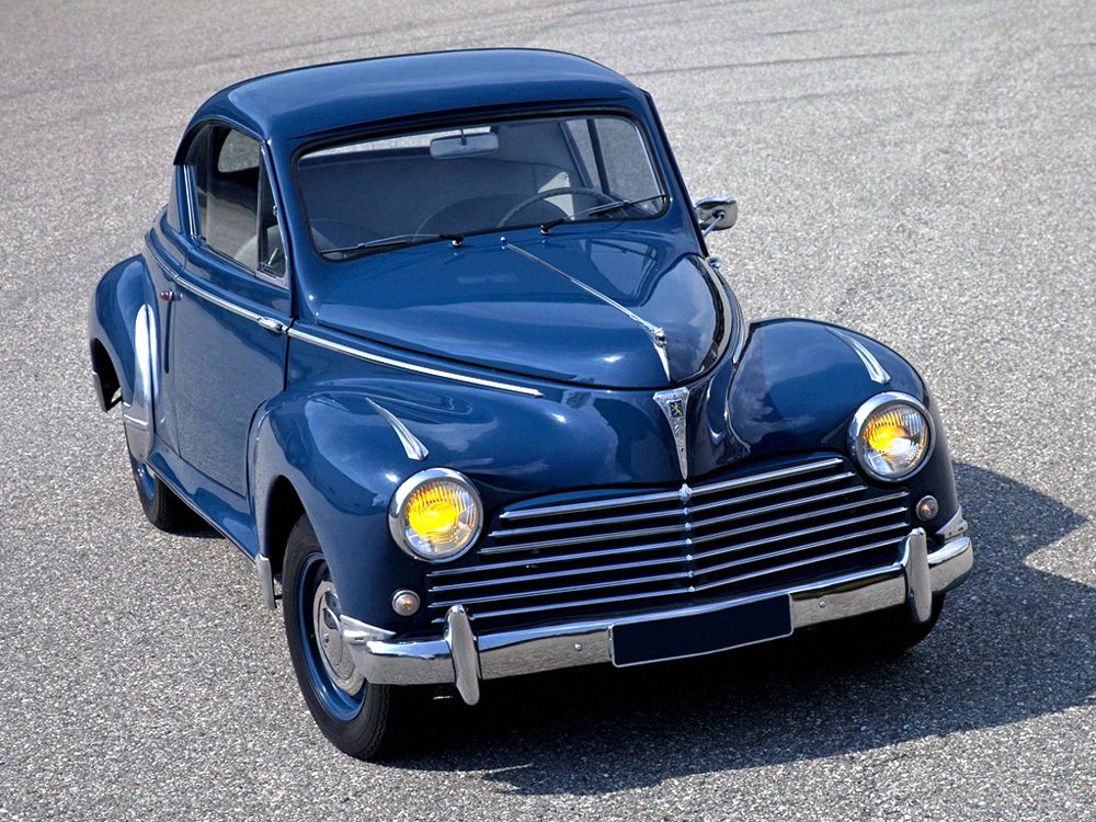 Na konci roku 1952 představil Peugeot dvoudveřové čtyřmístné kupé řady 203.