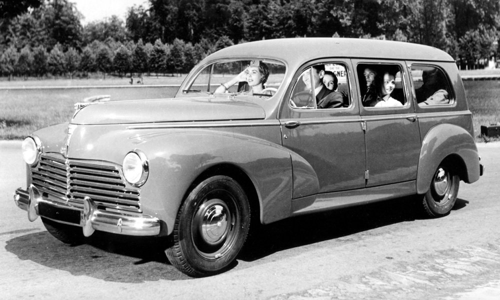 Šestimístné kombi Peugeot 203 Familliale z roku 1952 už mělo v oknech předních dveří ventilační okénka.