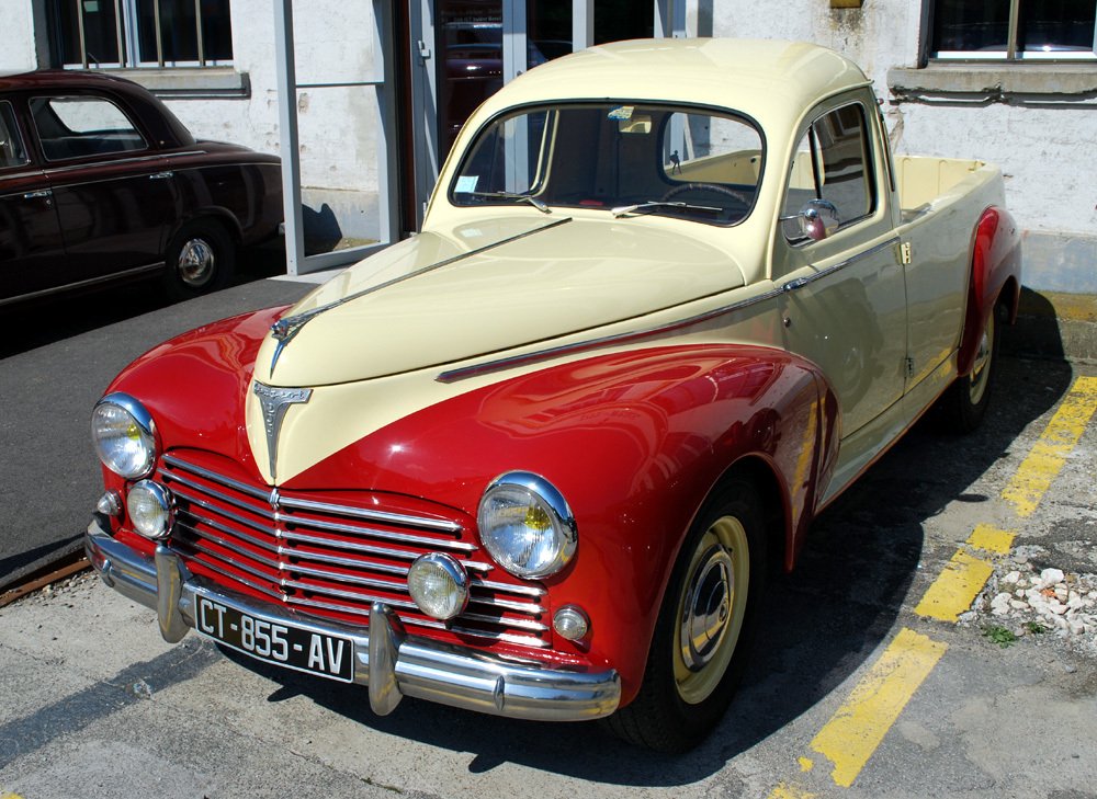 Mezi užitkové verze Peugeotu 203 patřil také dvoudveřový pickup s nákladovým prostorem na zádi. 