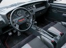 Dvouramenný kožený volant je stejný jako v původní 205 GTI. Pedál plynu je uchycený dole podobně jako třeba u BMW. Ovladače ventilace a topení jsou stejné jako u první verze palubní desky standardní 205.