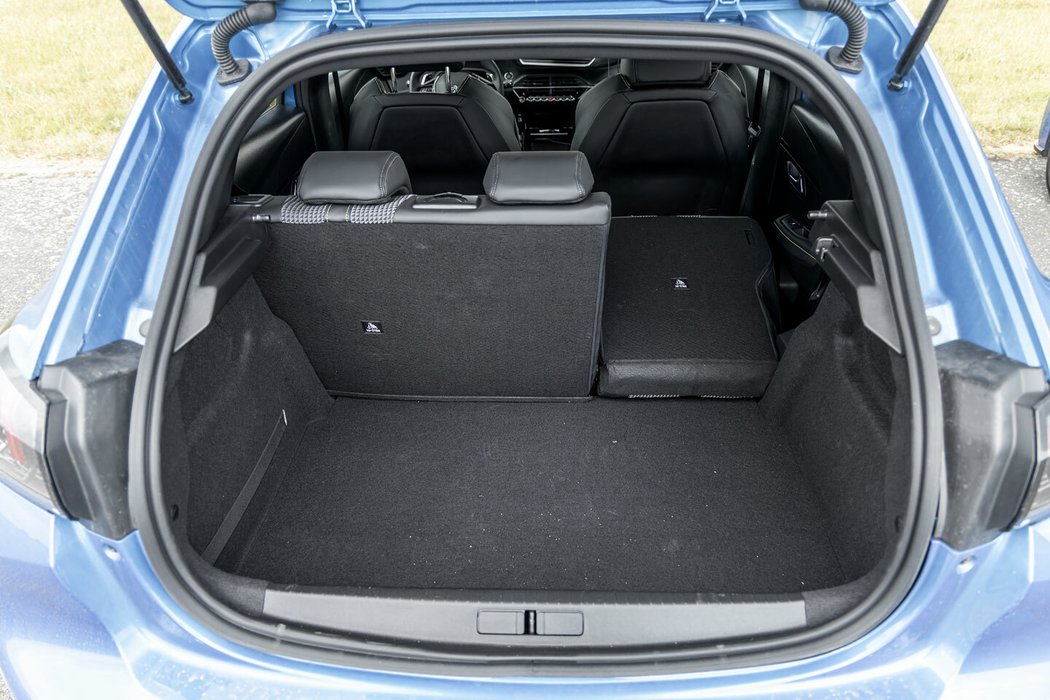 Kufr Peugeotu 208 je o poznání menší a jednodušší, poskytuje objem 309 litrů a v ceníku nenajdeme ani jeho dvojitou podlahu.
