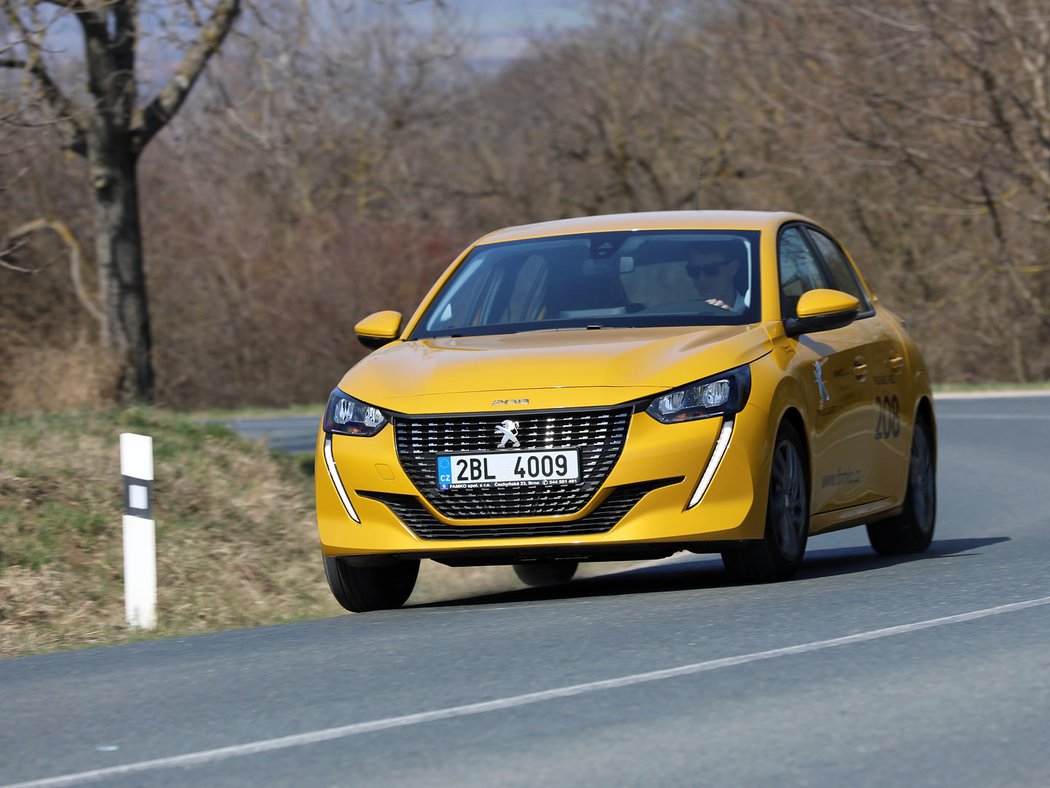 Příjemně naladěný podvozek peugeotu velmi dobře kombinuje hbité chování v zatáčkách s jízdním komfortem. Vyhovuje i řízení, byť není tak přesné a má větší převod než v yarisu.