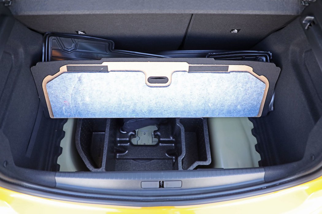 Peugeot má menší vstupní otvor než toyota, velikostně jsou však oba kufry podobné. Chválíme lepší zpracování detailů i alespoň jeden háček na boku. Rezerva se zde dodává jen jako příslušenství.