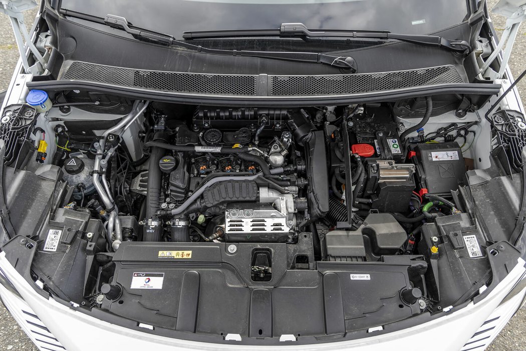Mild-hybridní motorizace peugeotu vychází z dvanáctistovky PureTech. Dává 100 kW, 230 Nm a choulostivý řemen máčený v olejové lázni vyměnila za řetěz.