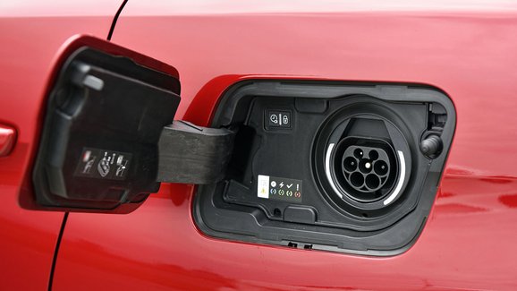 Plug-in hybridy opět pod palbou kritiky: Nejsou tak zelené, jak tvrdí tabulky, připomíná studie