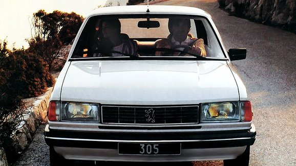 Pařížský autosalon byl v roce 1982 místem premiéry faceliftovaného provedení Peugeotu 305, označovaného jako fáze II. Úpravy na karoserii se týkaly především přídě s lesklou mřížkou chladiče.