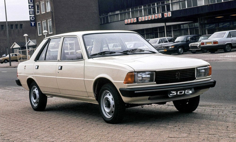 Tříprostorový sedan Peugeot 305 měl samonosnou ocelovou karoserii navrženou italským stylistou Pininfarinou. Vůz s rozvorem náprav 2 620 mm byl dlouhý 4 237 mm.