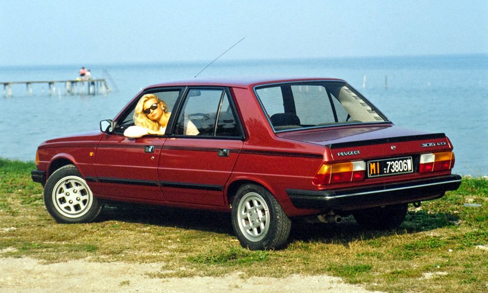 Peugeot 305 GTX měl kola z lehkých slitin a malý spoiler na víku kufru. Boky zdobily tenké proužky v úrovni klik dveří.