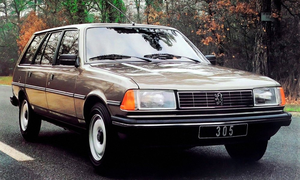 Kombi Peugeot 305 GTX z roku 1983 měl boční plastové lišty osvěžené lesklými proužky.