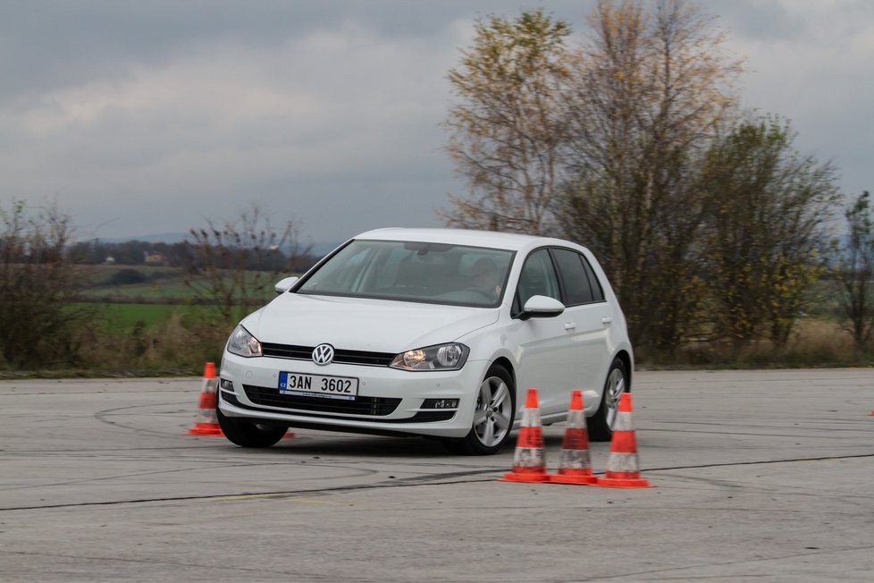 Že se golf při vyhýbacím manévru v podstatě ani nehnul, za to nemůžou utažené tlumiče, ale neuvěřitelně přecitlivělá stabilizace. ESP nedovolí ani mírně svižnější průjezd.