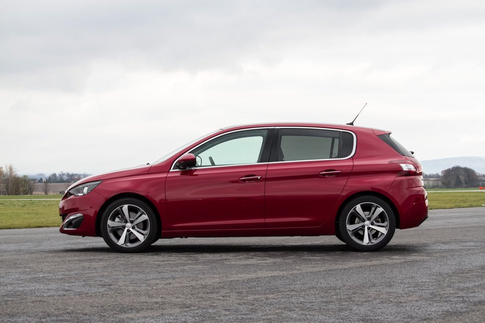 Peugeot 308 1.6 THP/115 kW vs. VW Golf 1.4 TSI/103 kW