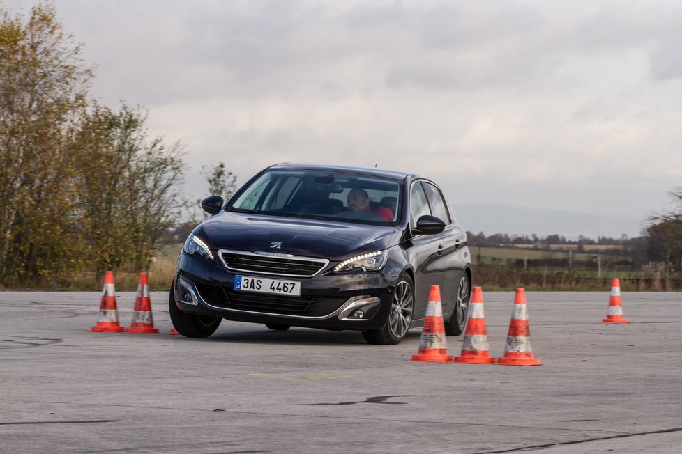 Jízdně patří nový peugeot k nejlepším kompaktním hatchbackům na trhu. Podvozek je pohodlný, přitom výborně drží stopu.