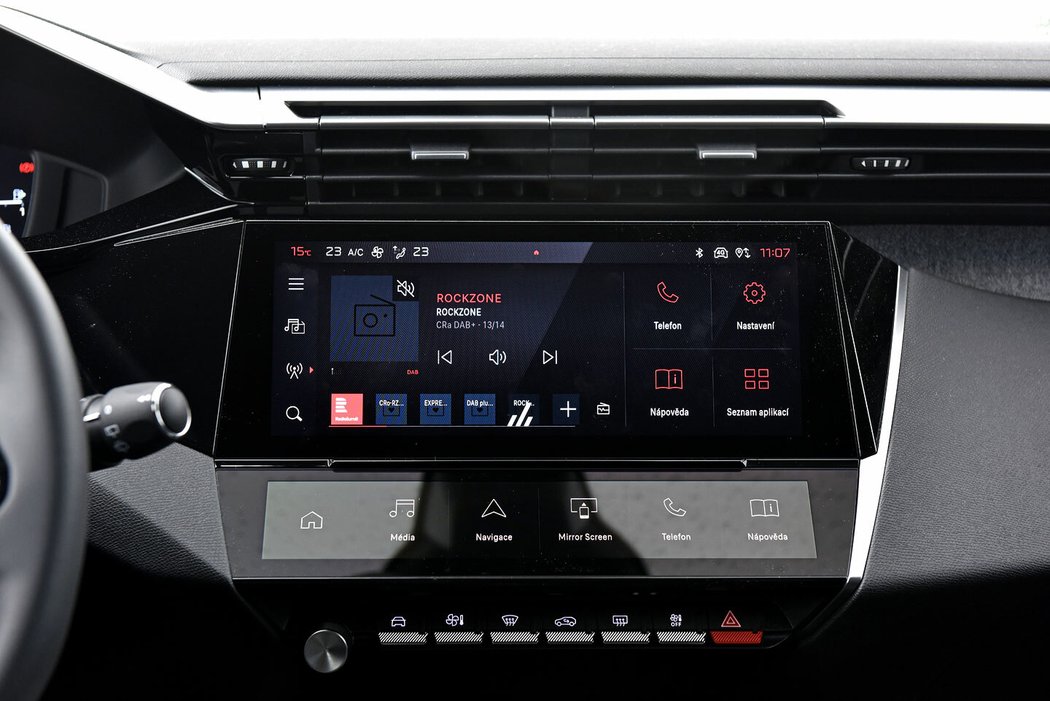 Digitální smršť v 308 stojí na 10“ středové dotykové obrazovce, přes kterou se nastavují jízdní systémy i klimatizace. Peugeot si od výbavy Allure vypomáhá konfi gurovatelnými dotykovými plochami i-toggles i mechanickými tlačítky pro rychlou volbu.