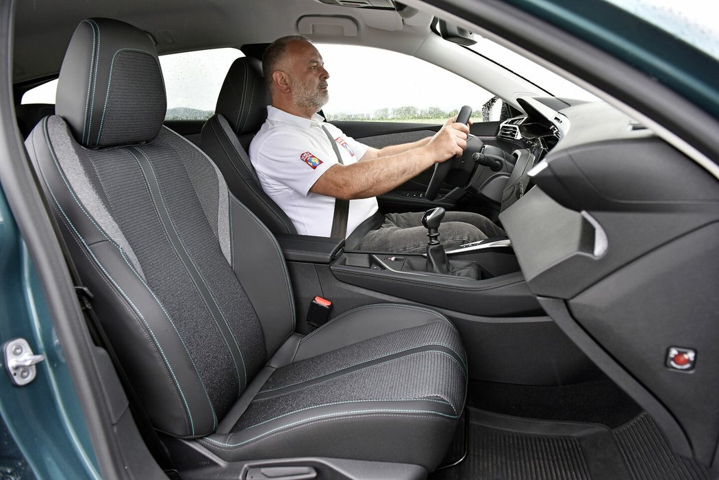 Při ideální řidičské pozici s volantem nahoře zakrývá věnec výhled na přístroje. Přední sedadla potěší šířkou, ale mohla by mít delší sedáky.