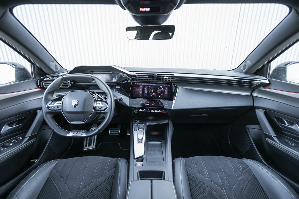 Peugeot uvnitř sází na svou tolik oblíbenou digitalizaci. Vyhřívání sedaček u něj najdeme až hlouběji v menu klimatizace, odkládací prostory zůstávají odkryté.
